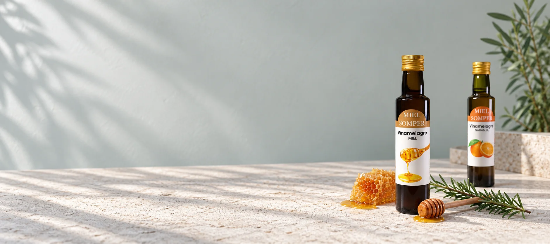 Vinamelagre Somper de miel y naranja junto a un panal de miel